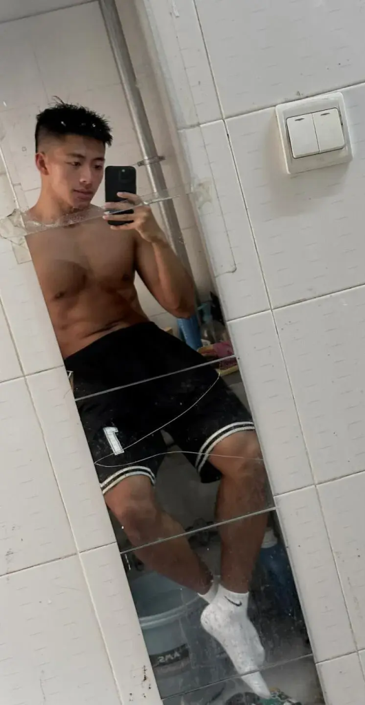 成都 25 大胸肌腹肌超帅的黑皮体育生