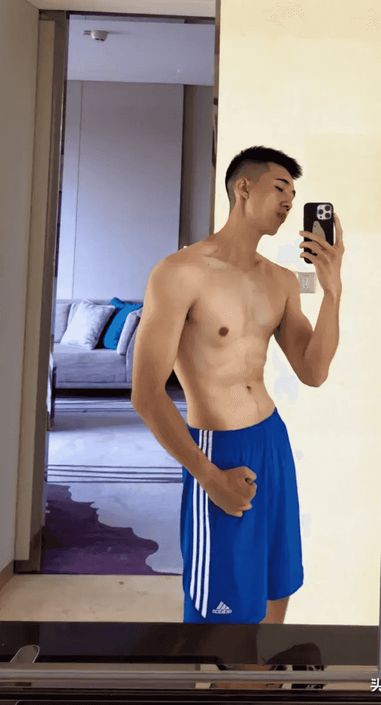 大长腿 192 浓毛体育生，直播白袜性感又迷人