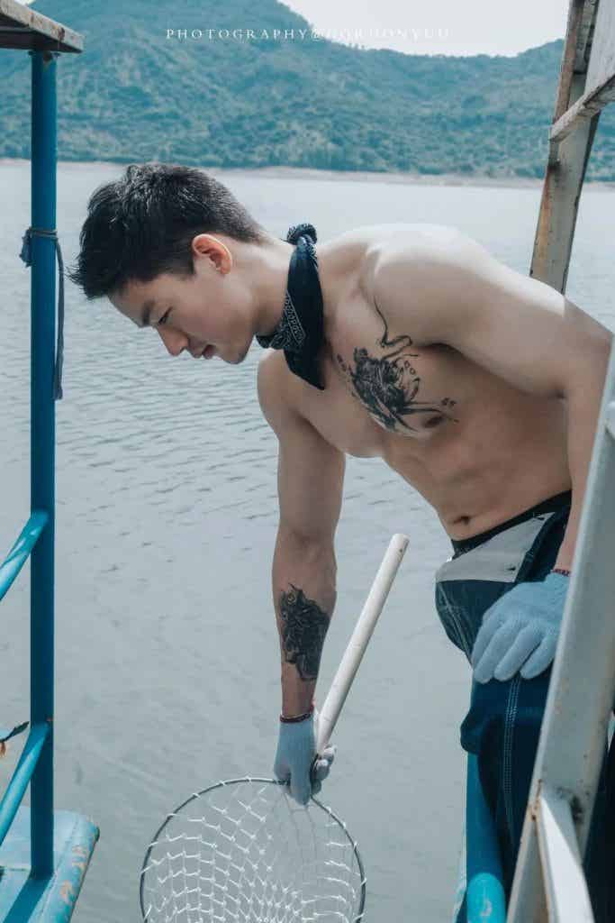 宝藏摄影师 诱惑满满 纯欲天花板 这样的腹肌体育生馋哭多少人