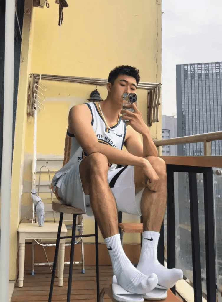 大长腿 192 浓毛体育生，直播白袜性感又迷人