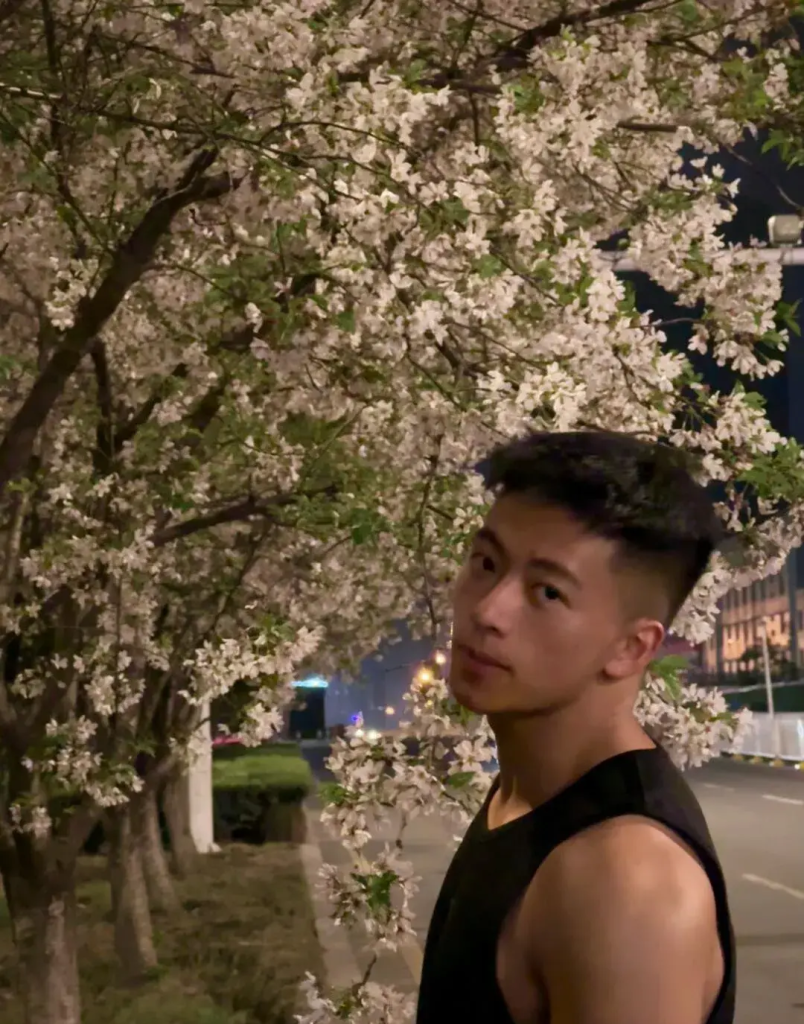 成都 25 大胸肌腹肌超帅的黑皮体育生