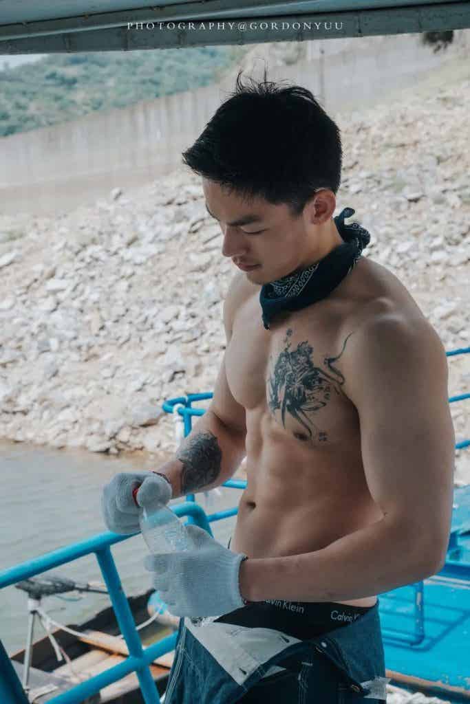 宝藏摄影师 诱惑满满 纯欲天花板 这样的腹肌体育生馋哭多少人