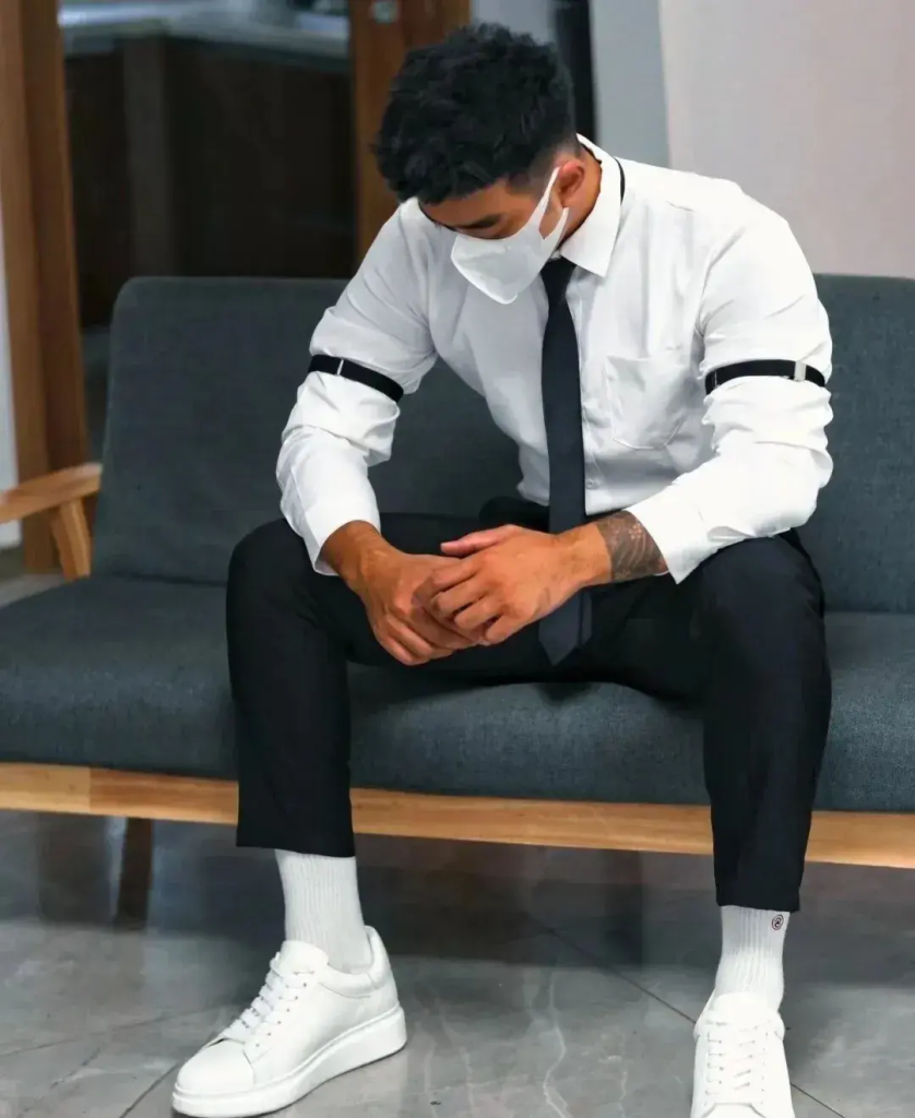 白袜衬衫撑爆硬控帅哥,太有男子气概了! 白袜衬衫撑爆硬控帅哥,太有男子气概了!