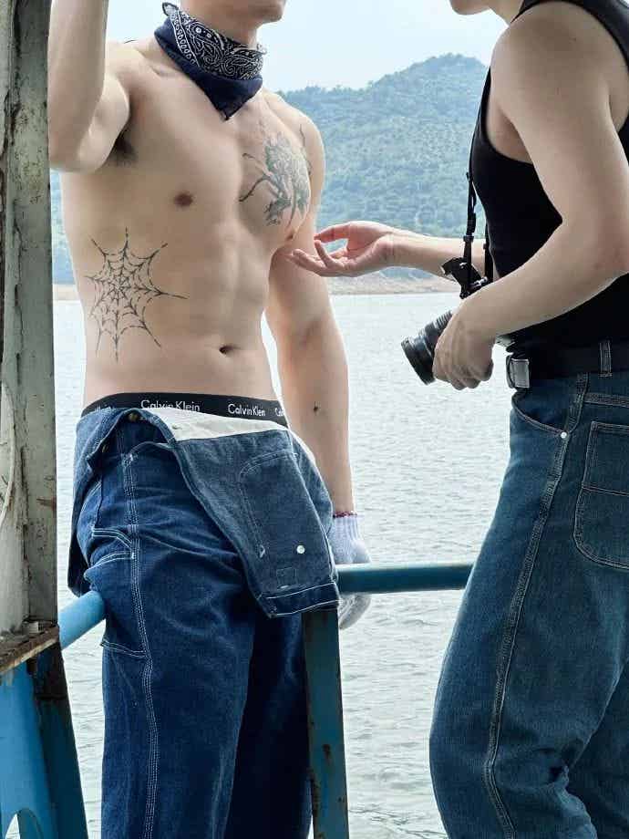 宝藏摄影师 诱惑满满 纯欲天花板 这样的腹肌体育生馋哭多少人