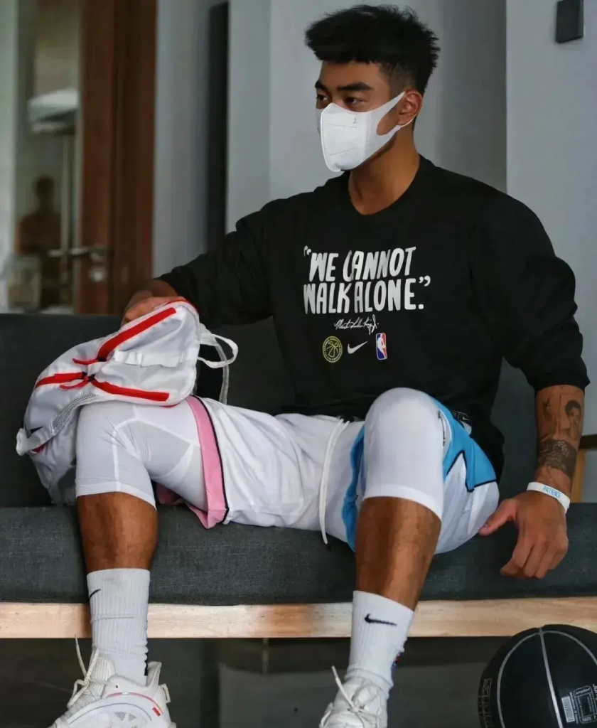 白袜衬衫撑爆硬控帅哥,太有男子气概了! 白袜衬衫撑爆硬控帅哥,太有男子气概了!