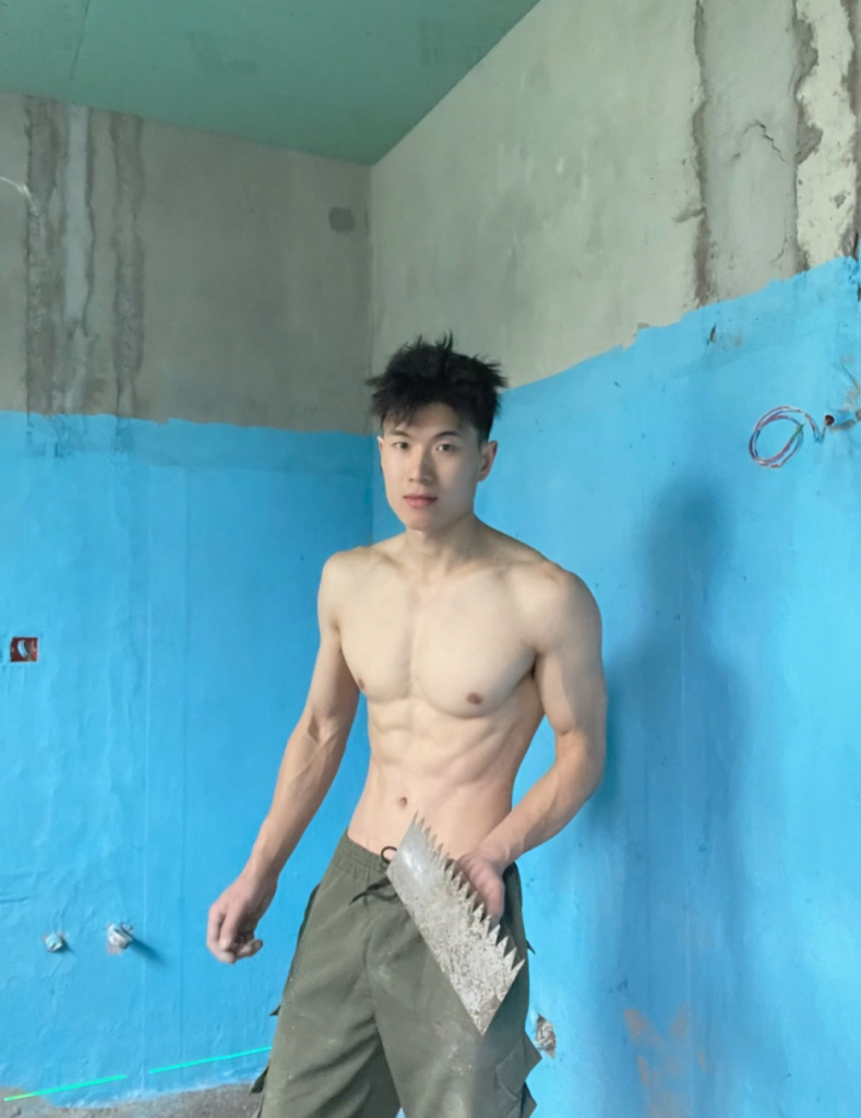 成都肌肉装修工不穿衣服上班,拍视频网上揽客 成都肌肉装修工不穿衣服上班,拍视频网上揽客