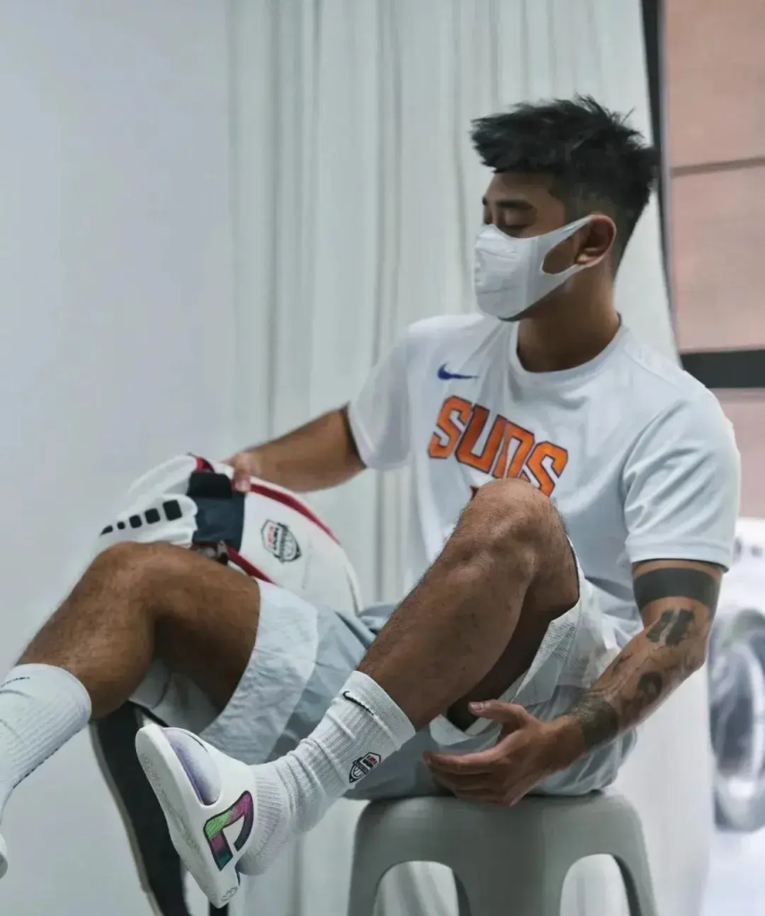 白袜衬衫撑爆硬控帅哥,太有男子气概了! 白袜衬衫撑爆硬控帅哥,太有男子气概了!