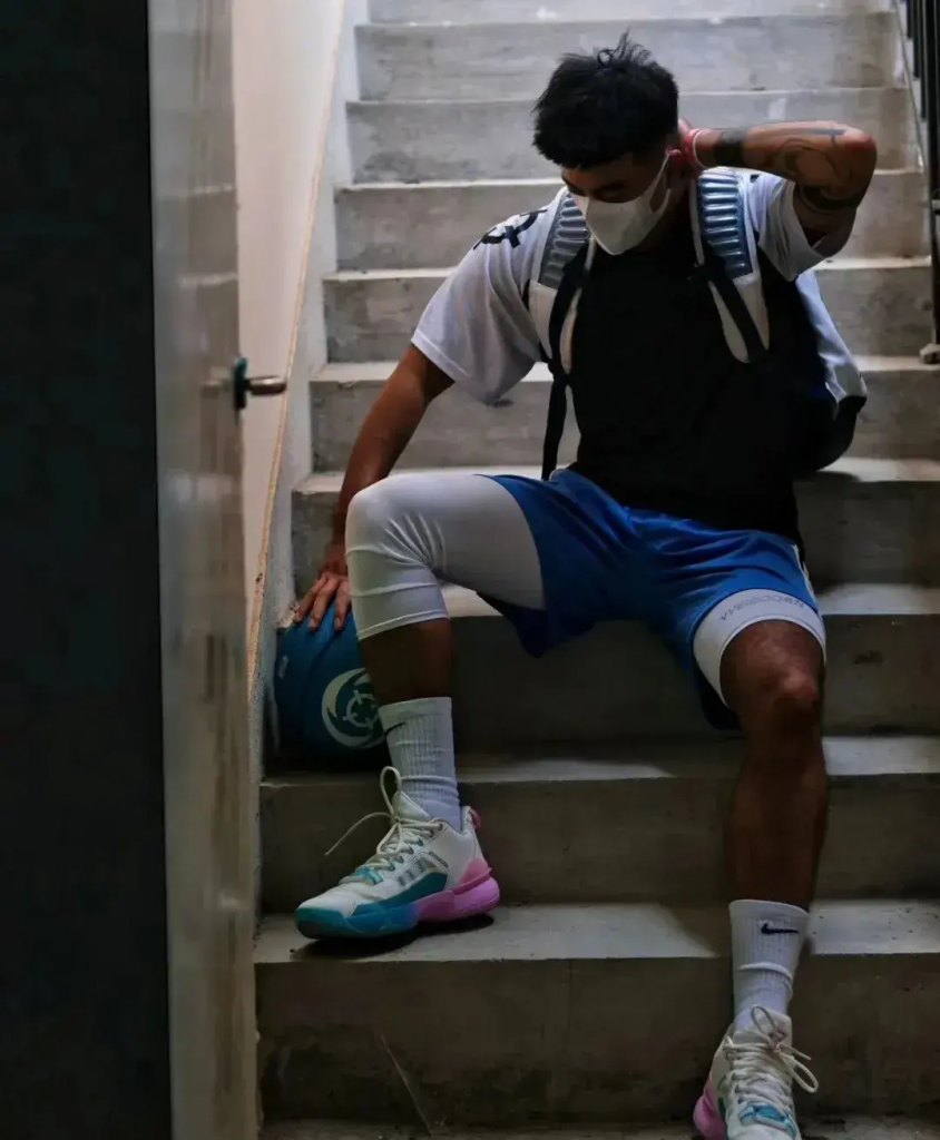 白袜衬衫撑爆硬控帅哥,太有男子气概了! 白袜衬衫撑爆硬控帅哥,太有男子气概了!