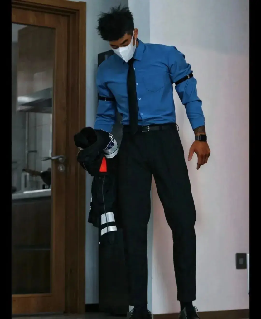 白袜衬衫撑爆硬控帅哥,太有男子气概了! 白袜衬衫撑爆硬控帅哥,太有男子气概了!