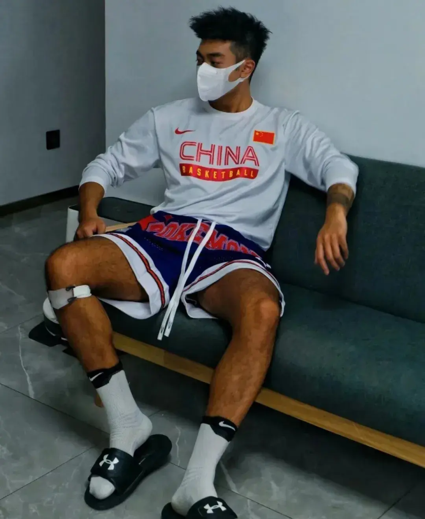 白袜衬衫撑爆硬控帅哥,太有男子气概了! 白袜衬衫撑爆硬控帅哥,太有男子气概了!