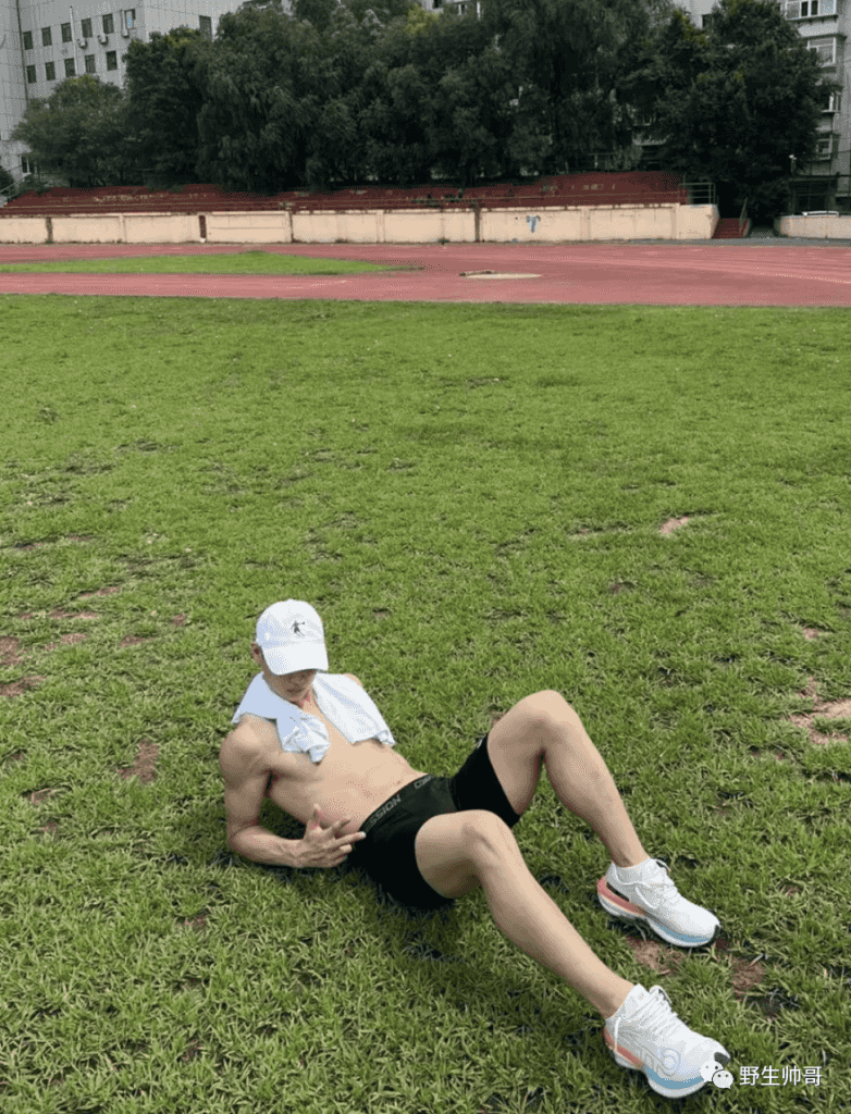 操场 19 岁的东北体育生紧身裤湿透，大长腿藏不住了！