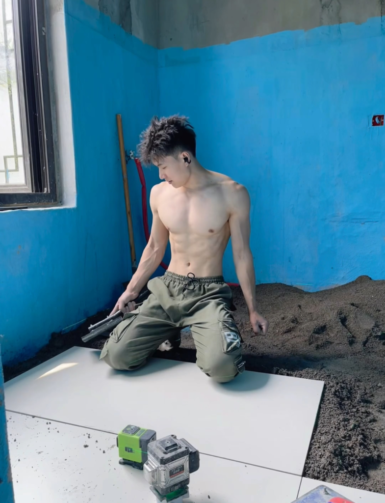 成都肌肉装修工不穿衣服上班,拍视频网上揽客 成都肌肉装修工不穿衣服上班,拍视频网上揽客