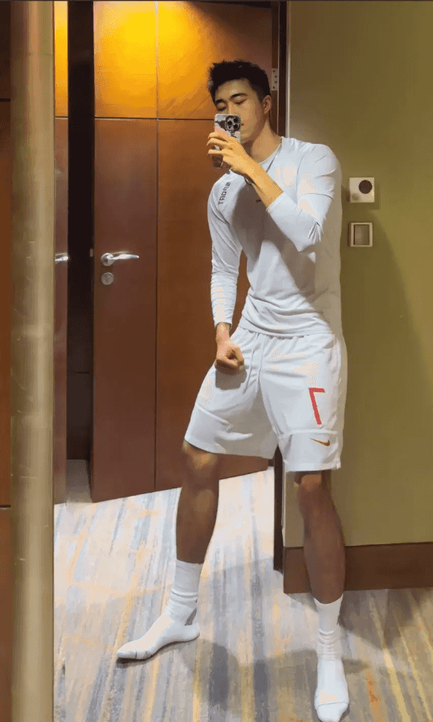 大长腿 192 浓毛体育生，直播白袜性感又迷人