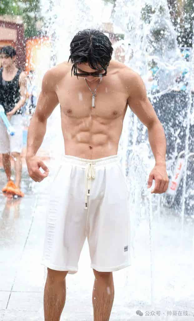 被小盆友摸腹肌的薄肌体育生，衣裤淋透的肌肉帅哥谁能顶得住啊？