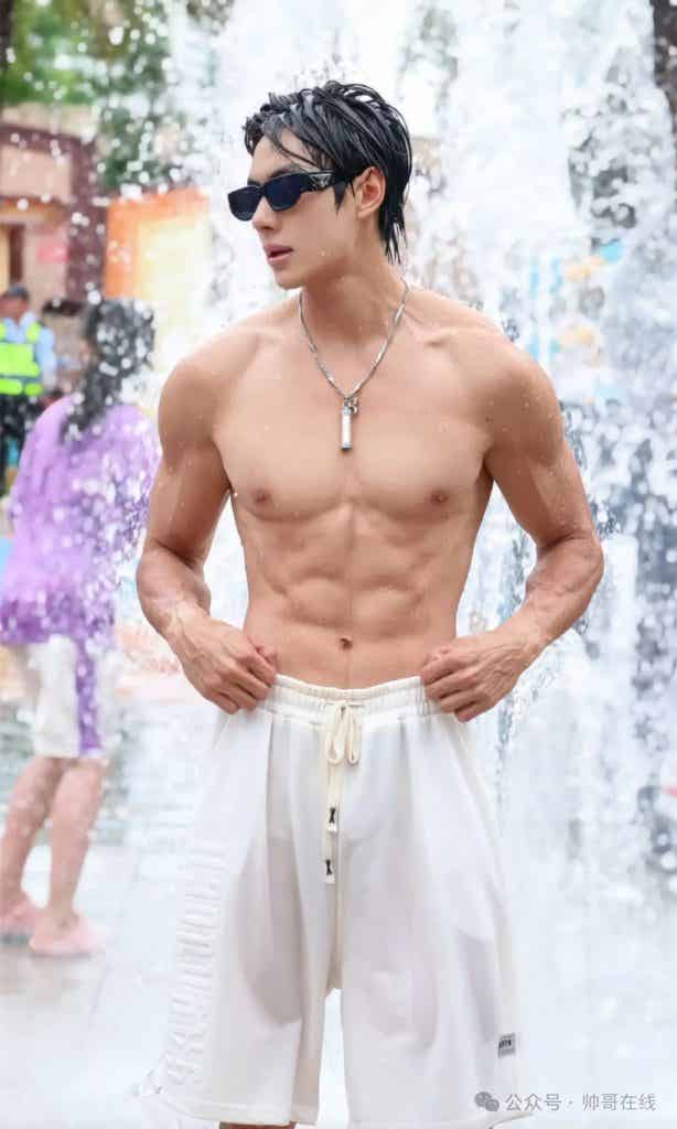 被小盆友摸腹肌的薄肌体育生，衣裤淋透的肌肉帅哥谁能顶得住啊？