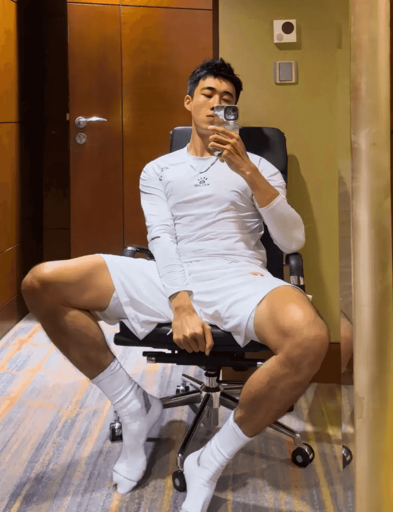 大长腿 192 浓毛体育生，直播白袜性感又迷人