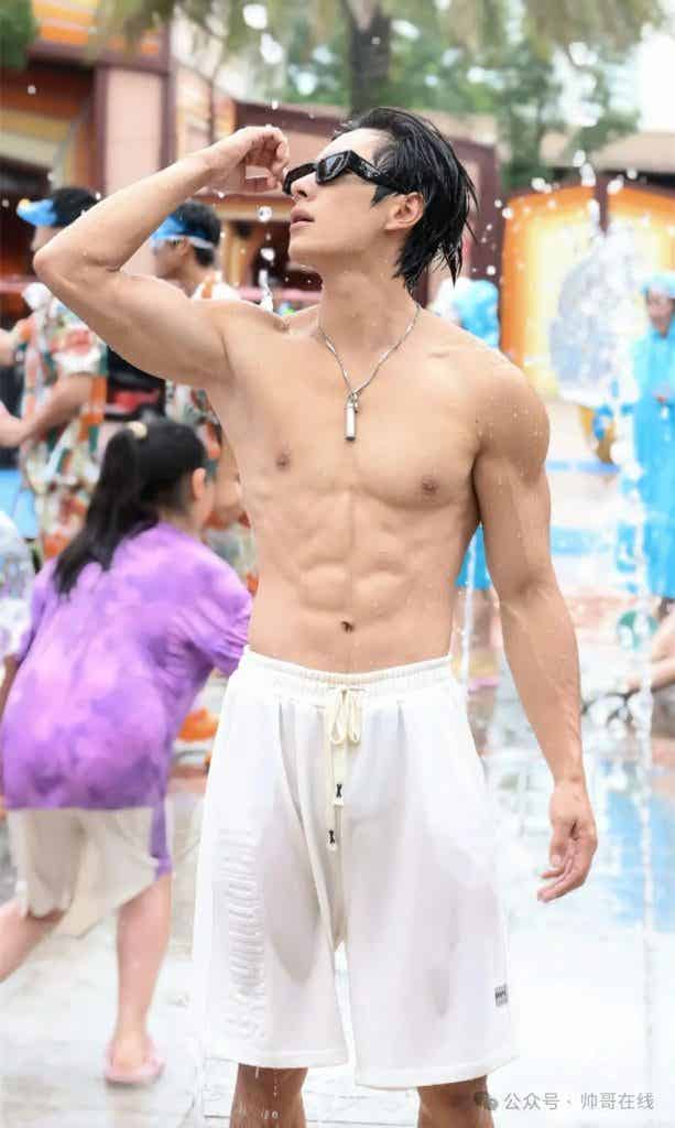 被小盆友摸腹肌的薄肌体育生，衣裤淋透的肌肉帅哥谁能顶得住啊？