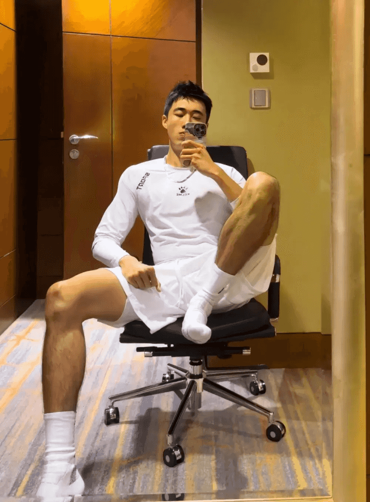 大长腿 192 浓毛体育生，直播白袜性感又迷人