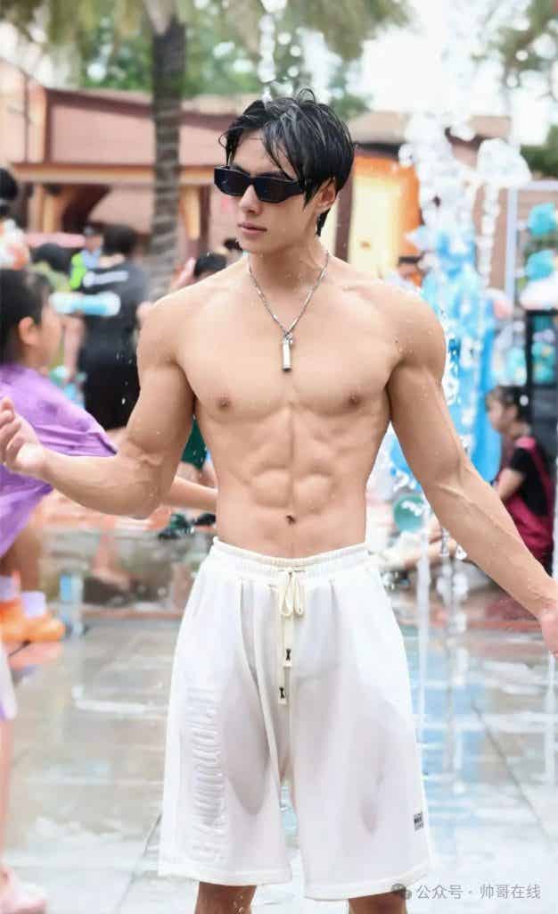 被小盆友摸腹肌的薄肌体育生，衣裤淋透的肌肉帅哥谁能顶得住啊？