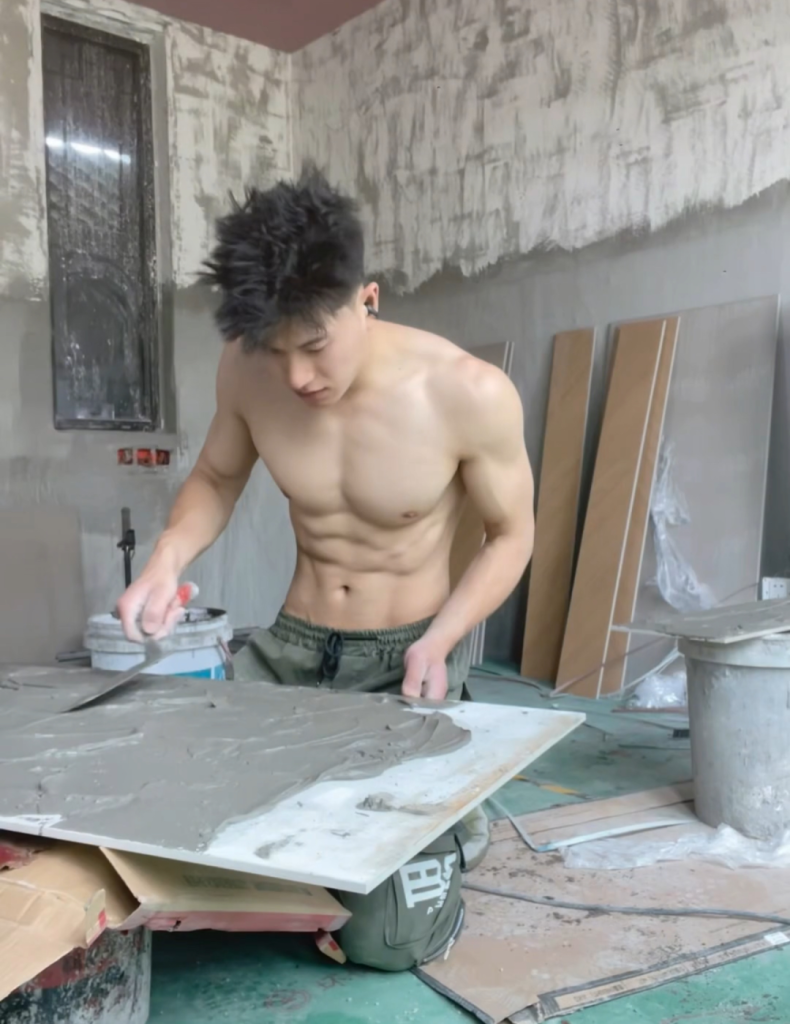 成都肌肉装修工不穿衣服上班,拍视频网上揽客 成都肌肉装修工不穿衣服上班,拍视频网上揽客