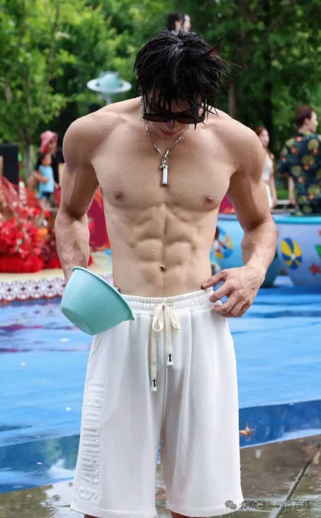 被小盆友摸腹肌的薄肌体育生，衣裤淋透的肌肉帅哥谁能顶得住啊？