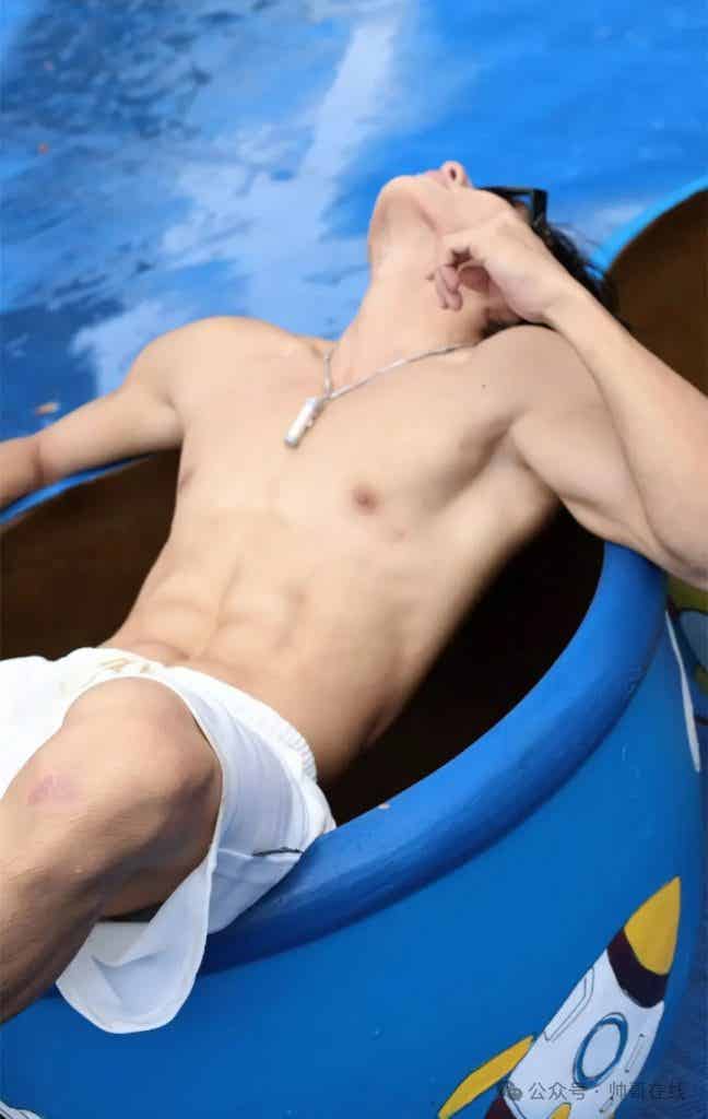 被小盆友摸腹肌的薄肌体育生，衣裤淋透的肌肉帅哥谁能顶得住啊？