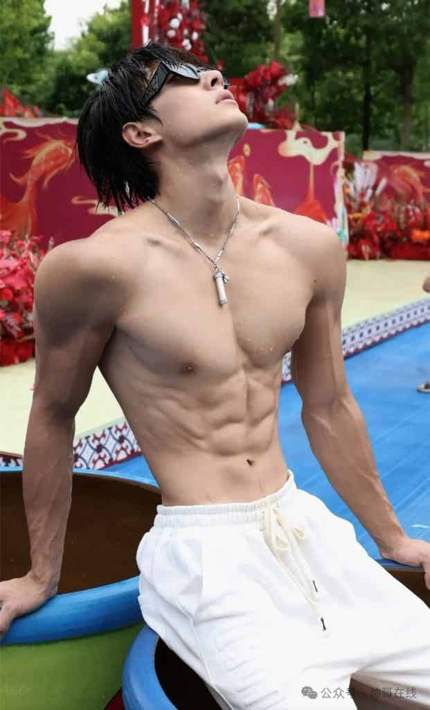 被小盆友摸腹肌的薄肌体育生，衣裤淋透的肌肉帅哥谁能顶得住啊？