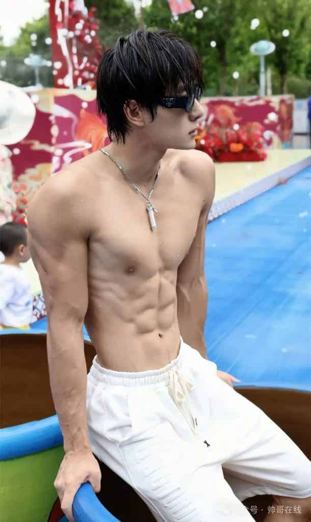 被小盆友摸腹肌的薄肌体育生，衣裤淋透的肌肉帅哥谁能顶得住啊？