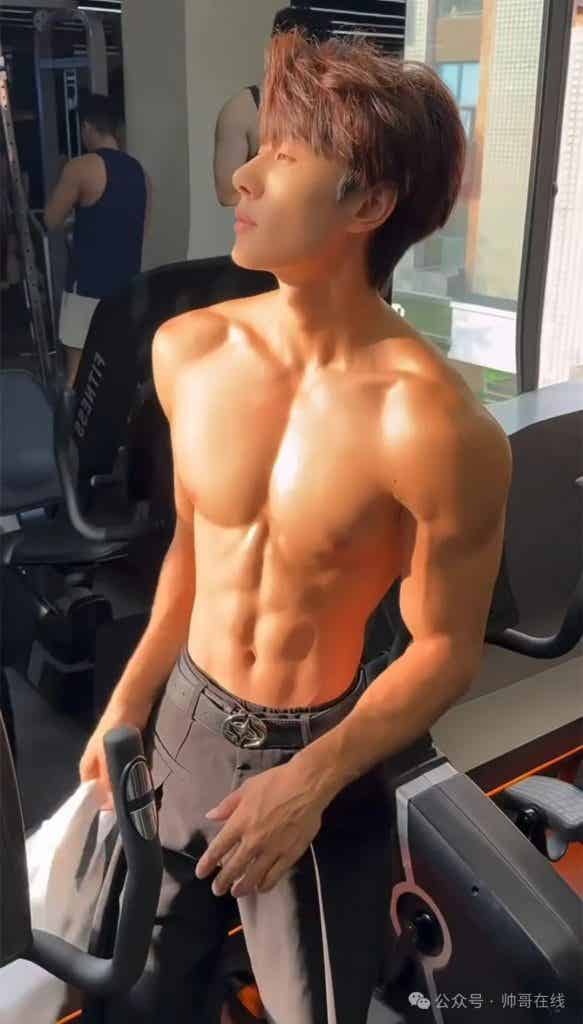 被小盆友摸腹肌的薄肌体育生，衣裤淋透的肌肉帅哥谁能顶得住啊？