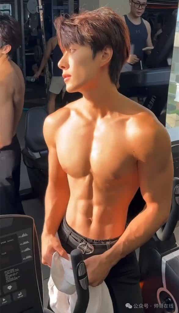 被小盆友摸腹肌的薄肌体育生，衣裤淋透的肌肉帅哥谁能顶得住啊？