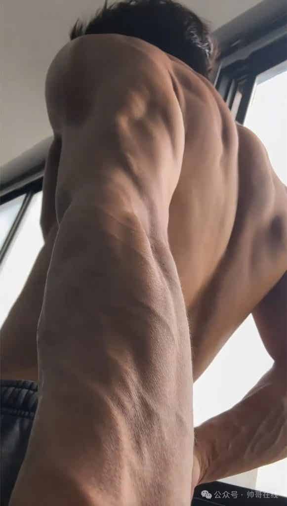 被小盆友摸腹肌的薄肌体育生，衣裤淋透的肌肉帅哥谁能顶得住啊？