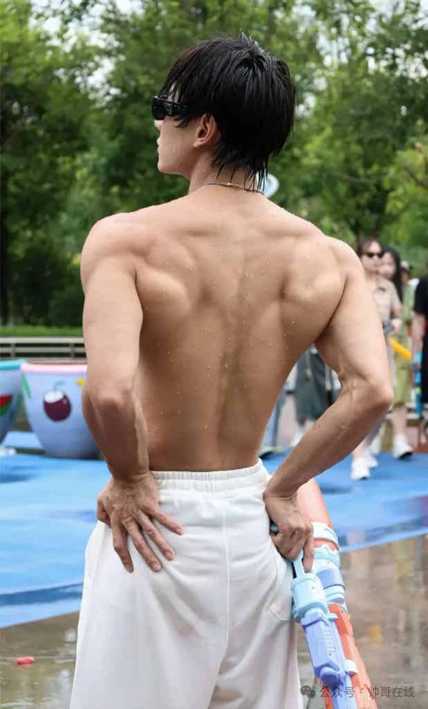 被小盆友摸腹肌的薄肌体育生，衣裤淋透的肌肉帅哥谁能顶得住啊？