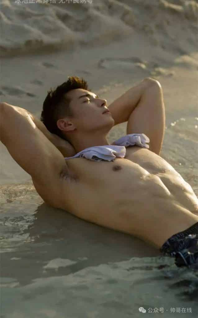 184CM 体育生私教被摄影师拍水中大片，超 A 肌肉身材馋哭网友！