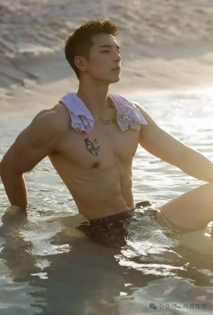 184CM 体育生私教被摄影师拍水中大片，超 A 肌肉身材馋哭网友！