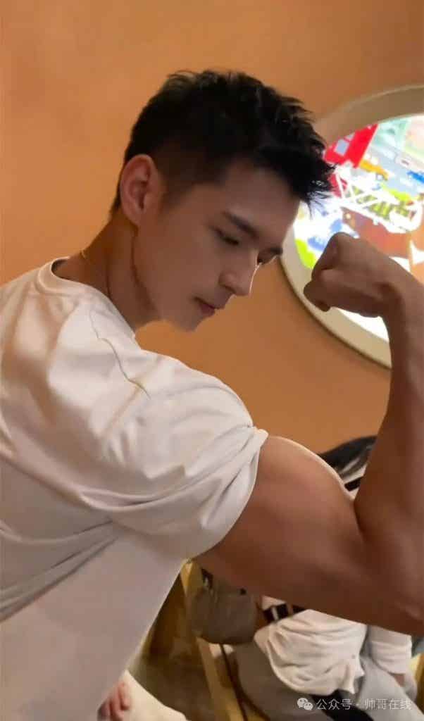 184CM 体育生私教被摄影师拍水中大片,超 A 肌肉身材馋哭网友! 184CM 体育生私教被摄影师拍水中大片,超 A 肌肉身材馋哭网友!