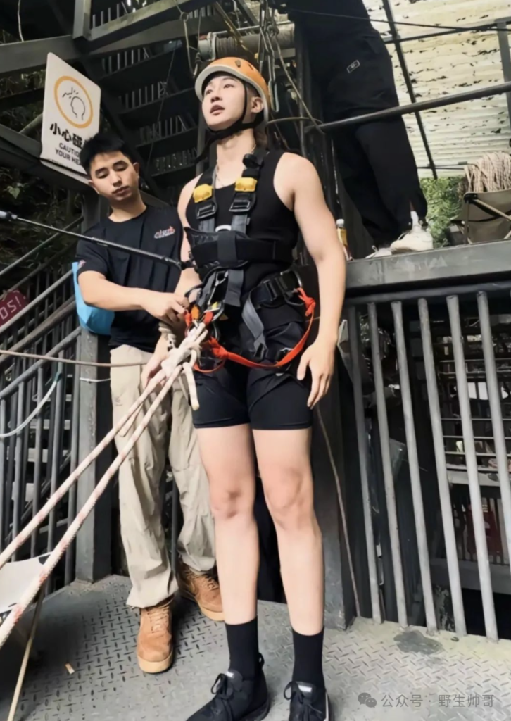 玩滑索穿运动裤的小哥安全绳太垒了,被他吸引啦! 玩滑索穿运动裤的小哥安全绳太垒了,被他吸引啦!