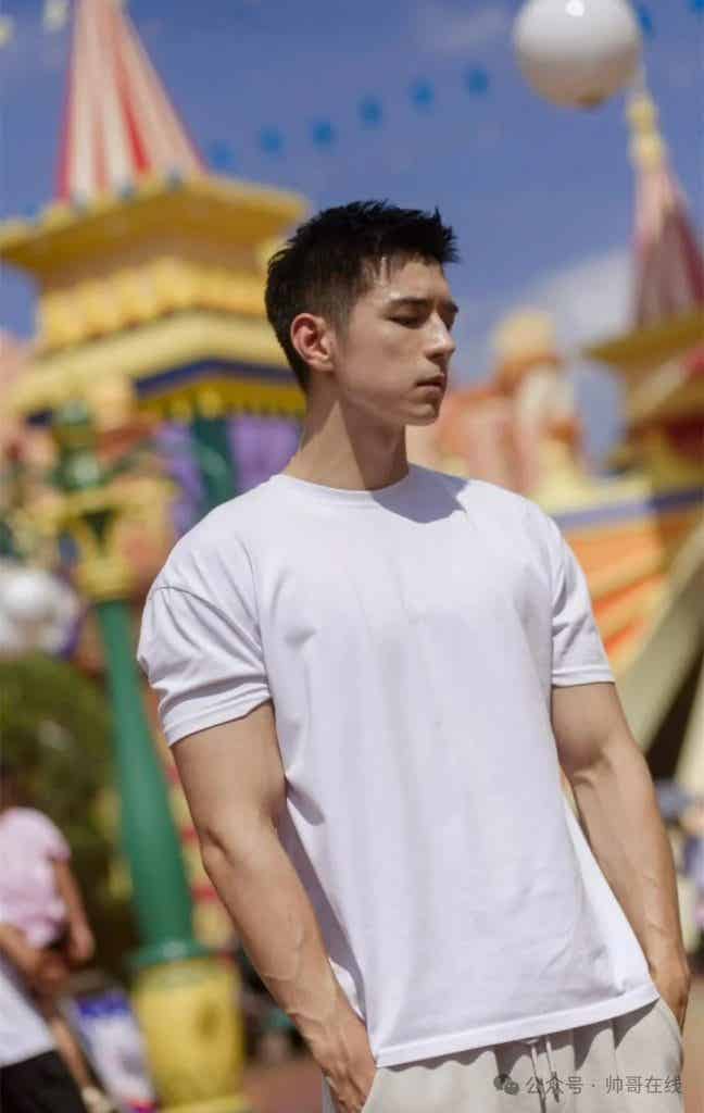 184CM 体育生私教被摄影师拍水中大片，超 A 肌肉身材馋哭网友！