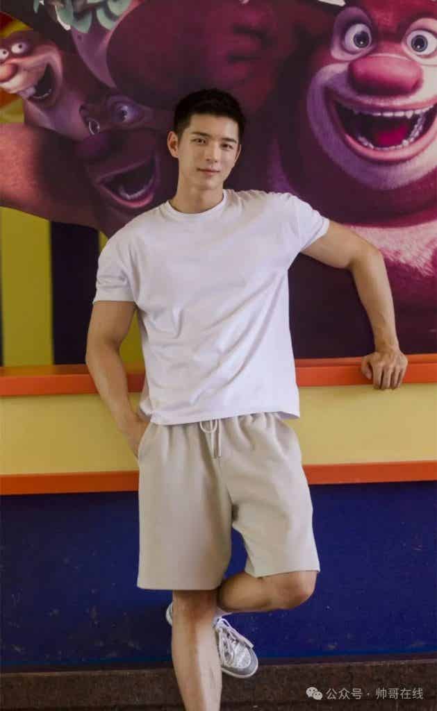 184CM 体育生私教被摄影师拍水中大片，超 A 肌肉身材馋哭网友！