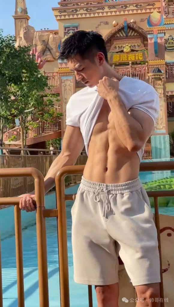 184CM 体育生私教被摄影师拍水中大片，超 A 肌肉身材馋哭网友！