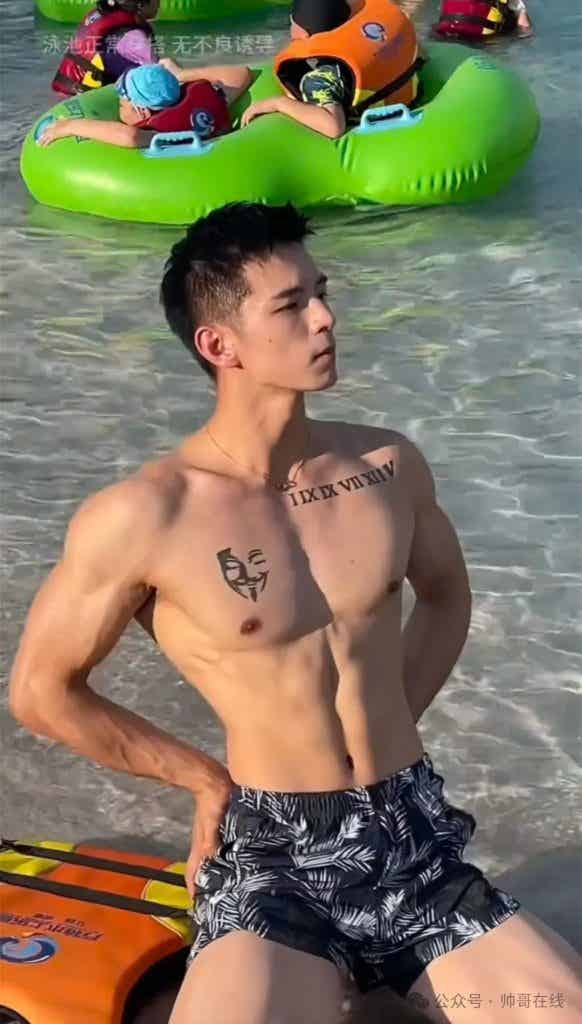 184CM 体育生私教被摄影师拍水中大片，超 A 肌肉身材馋哭网友！