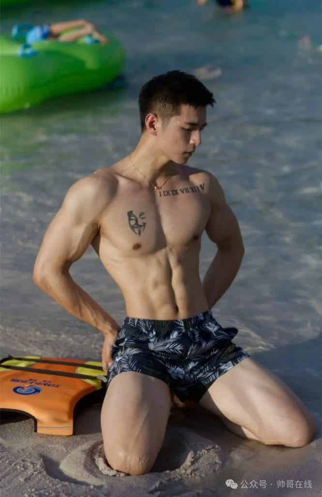 184CM 体育生私教被摄影师拍水中大片，超 A 肌肉身材馋哭网友！