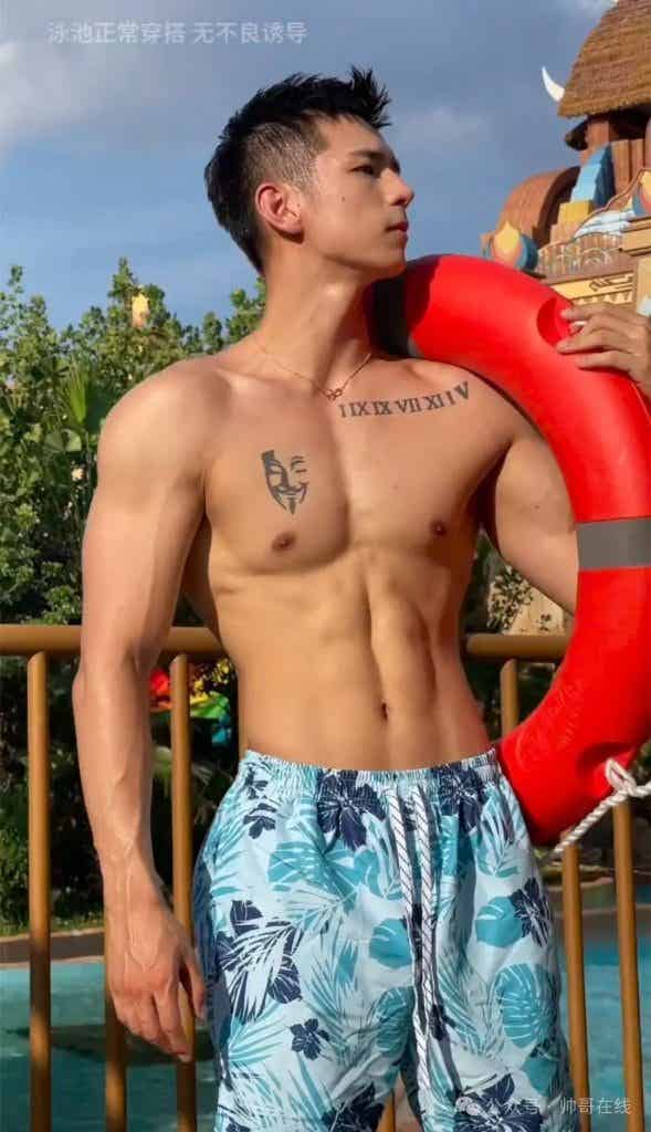 184CM 体育生私教被摄影师拍水中大片，超 A 肌肉身材馋哭网友！