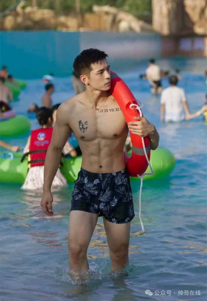 184CM 体育生私教被摄影师拍水中大片，超 A 肌肉身材馋哭网友！