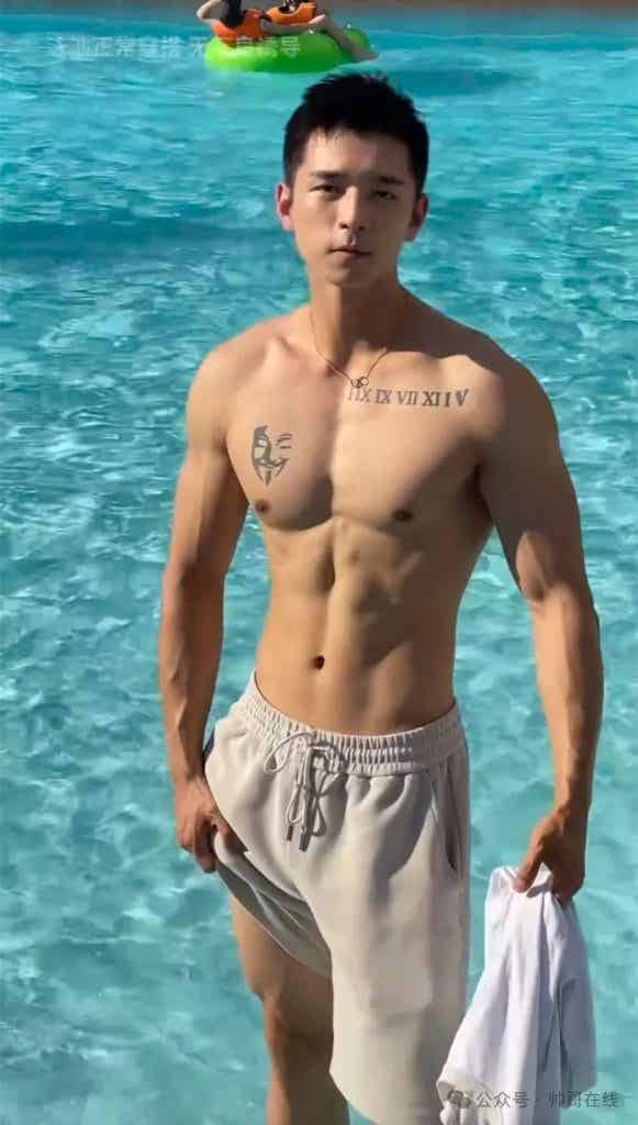 184CM 体育生私教被摄影师拍水中大片，超 A 肌肉身材馋哭网友！