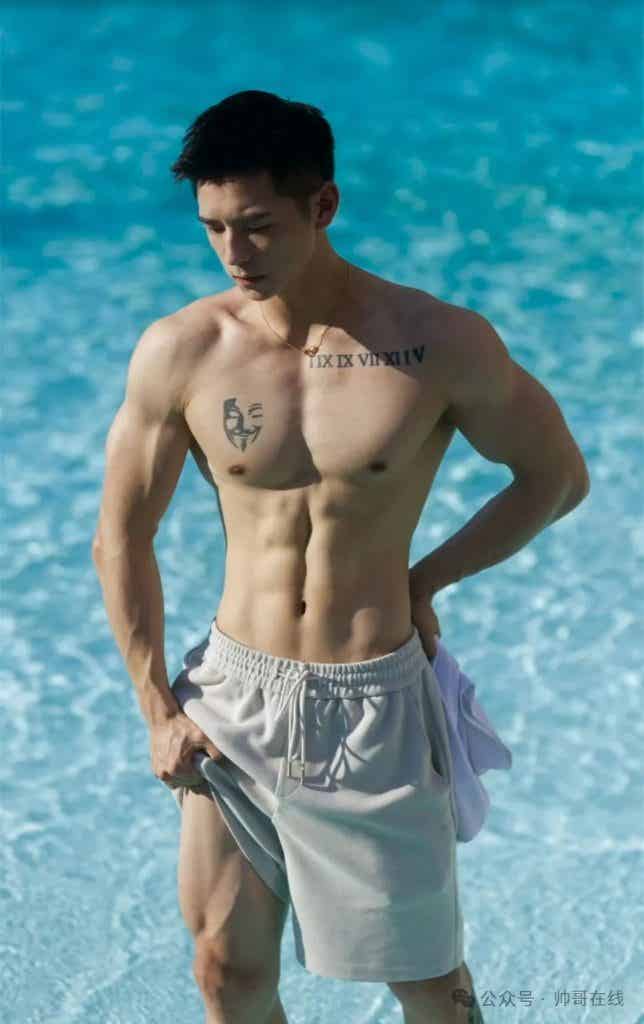 184CM 体育生私教被摄影师拍水中大片，超 A 肌肉身材馋哭网友！