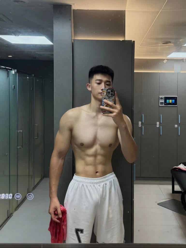 185CM21 岁浙江肌肉男大，穿上白色运动短裤，实力藏不住！