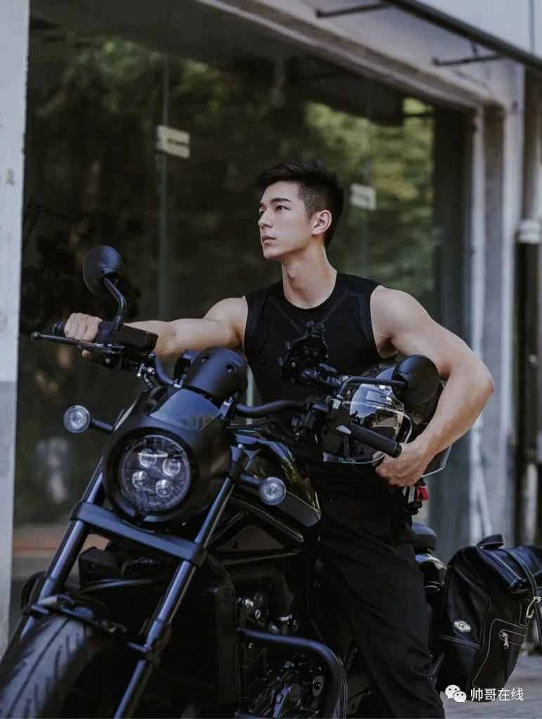 184CM 体育生私教被摄影师拍水中大片，超 A 肌肉身材馋哭网友！