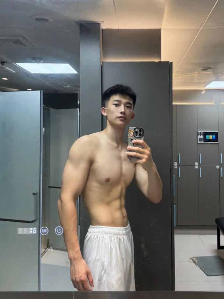 185CM21 岁浙江肌肉男大，穿上白色运动短裤，实力藏不住！