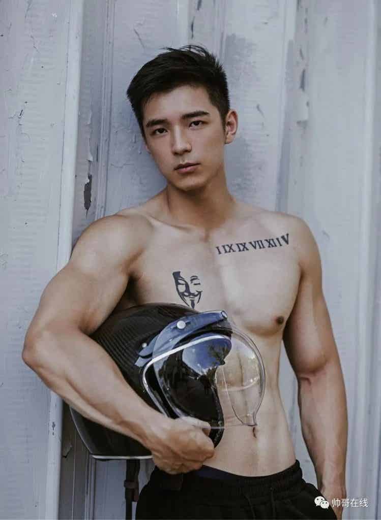 184CM 体育生私教被摄影师拍水中大片，超 A 肌肉身材馋哭网友！