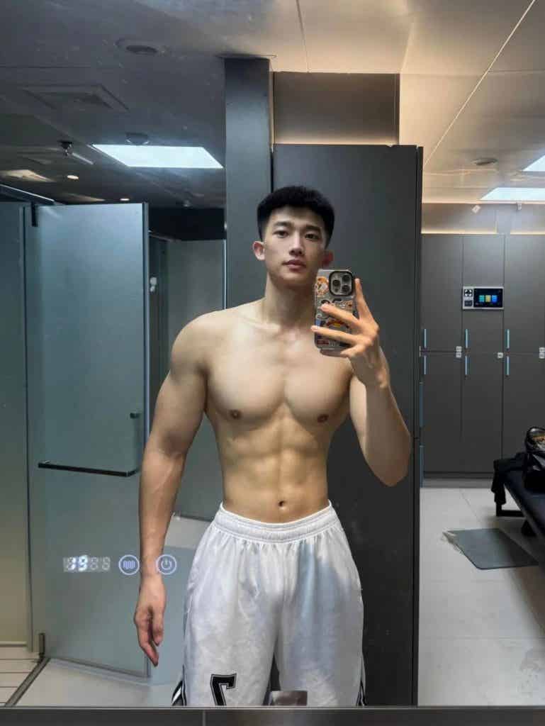185CM21 岁浙江肌肉男大，穿上白色运动短裤，实力藏不住！